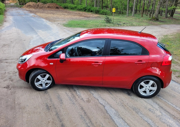 Kia Rio cena 30000 przebieg: 98000, rok produkcji 2015 z Poznań małe 79